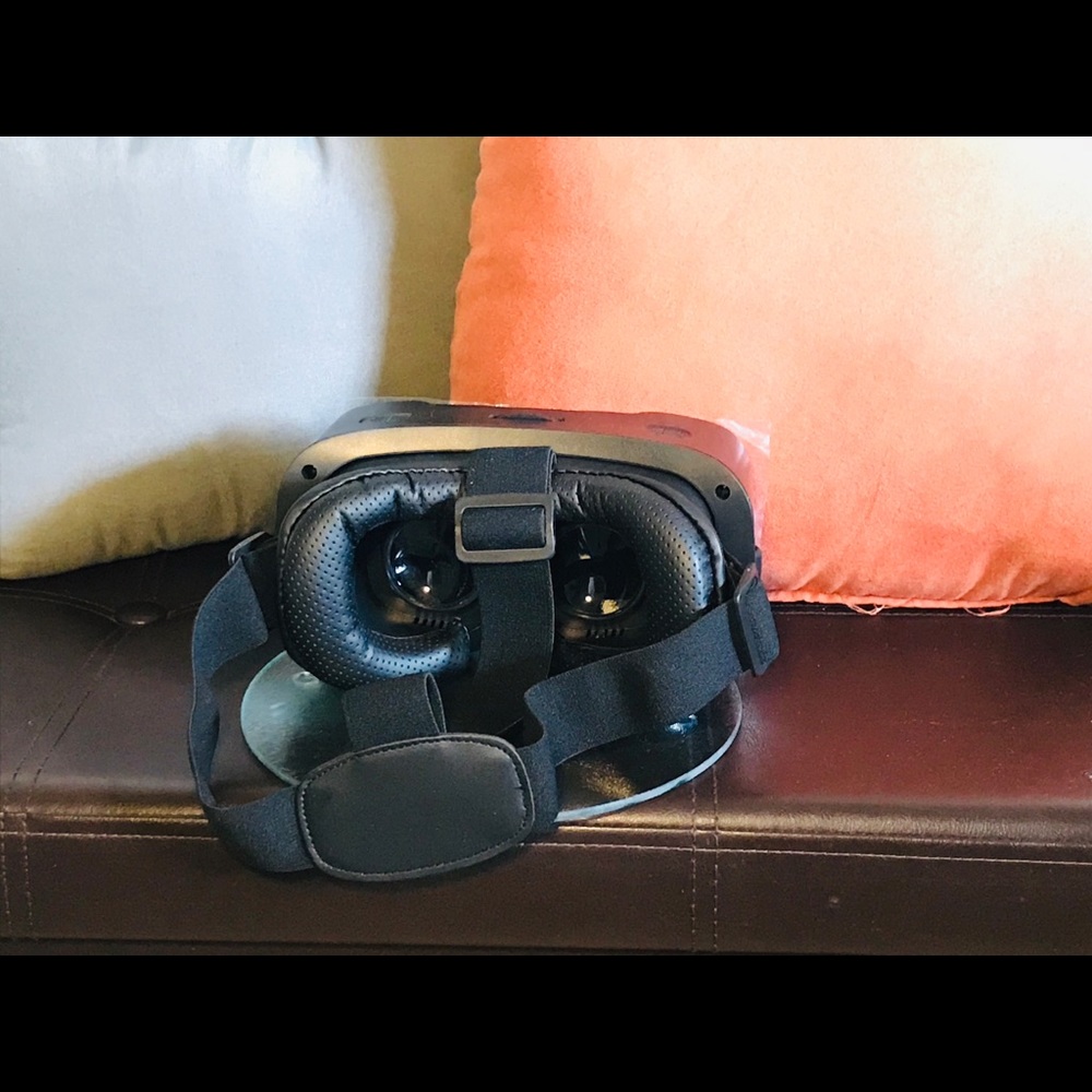 VR headset/Goggles - Picture 2 of 4